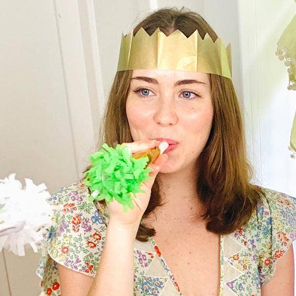 TOPS Malibu - Metallic Gold Tissue Paper Crowns - Set of 8